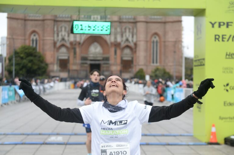 Así se vivió la Media Maratón La Plata por las calles emblemáticas de la ciudad