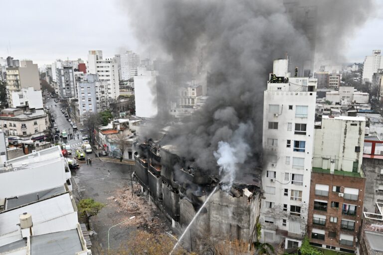 Todas las fotos del incendio en pleno centro que puso en alerta a La Plata y la región