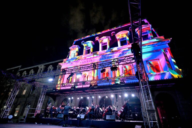 El renovado Pasaje Dardo Rocha volvió a brillar en La Plata con música, danza, luces y expresiones artísticas