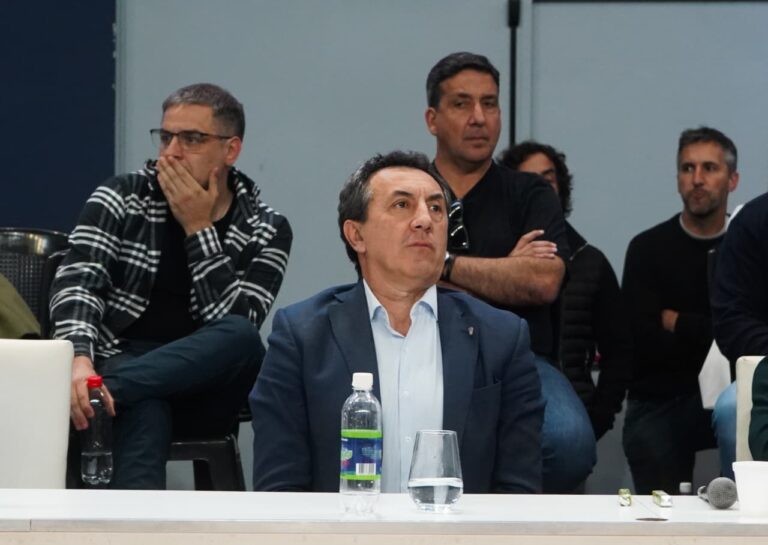 La Asamblea de Gimnasia terminó en caos con incidentes, sillazos y agresiones físicas contra la dirigencia encabezada por Mariano Cowen en el Polideportivo.