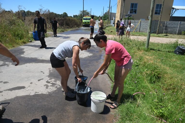 Tensión en Altos de San Lorenzo por el incendio de una cantera que amenazó a las casas del barrio