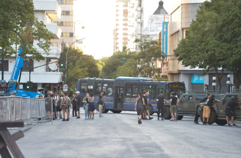 La serie de Netflix que se graba en La Plata volvió a revolucionar el centro con una intensa jornada de rodaje