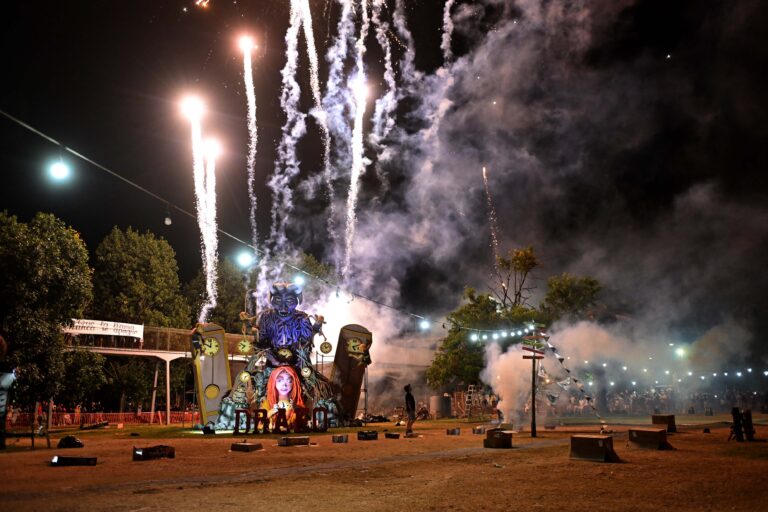 Las fotos de Gaam Drako en una emotiva quema de muñecos que podría ser la última