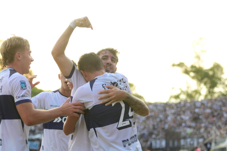Gimnasia se hizo fuerte en el Bosque y sobre el final venció a Aldosivi
