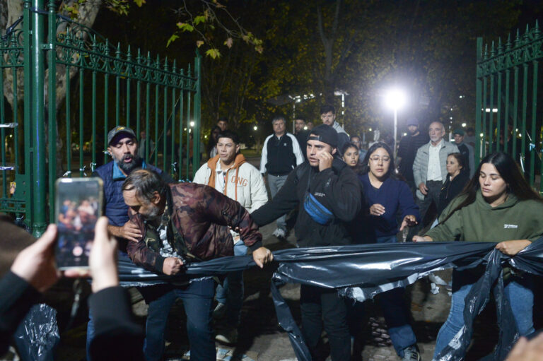 Tensión en Plaza Islas Malvinas durante la jornada de memoria: los camiones del Ejército tuvieron que retirarse