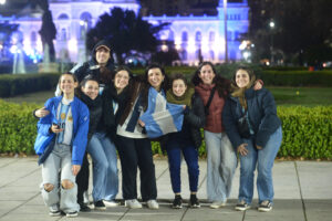 Los vecinos coparon el centro de La Plata para agradecer a la Selección argentina