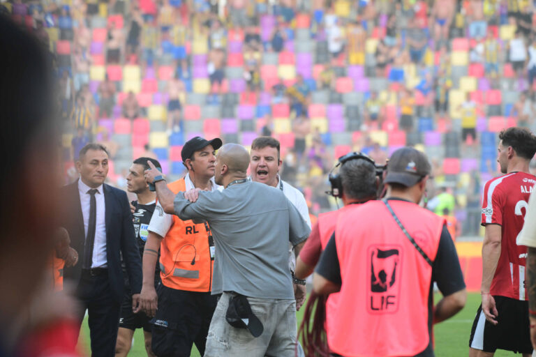 Alerta en Estudiantes: ¿cuándo salen las sanciones por la batalla con Rosario Central?